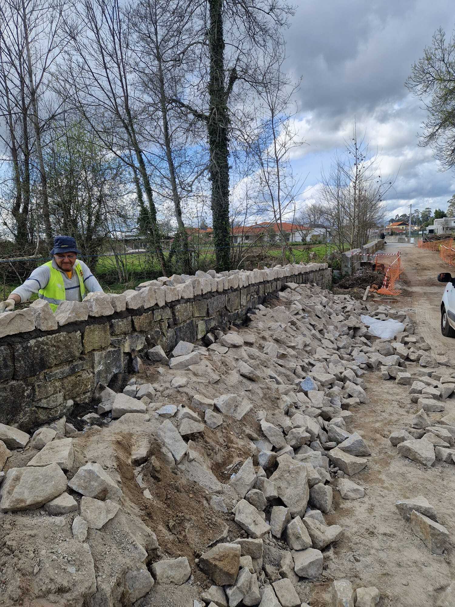 Ampliação de Arruamento e Execução de Pontão sobre Rio em Amares - Imagem 13