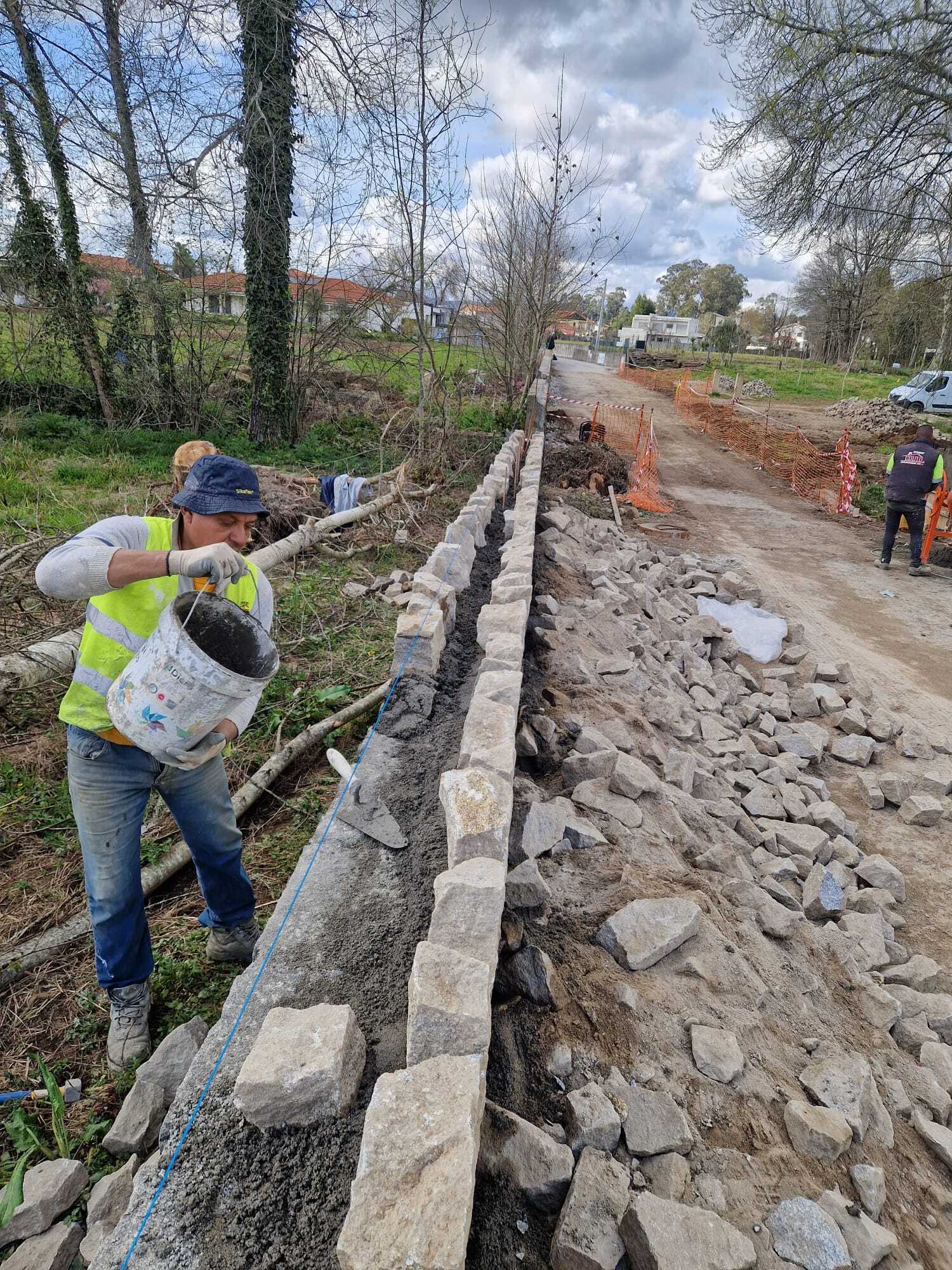 Ampliação de Arruamento e Execução de Pontão sobre Rio em Amares - Imagem 17