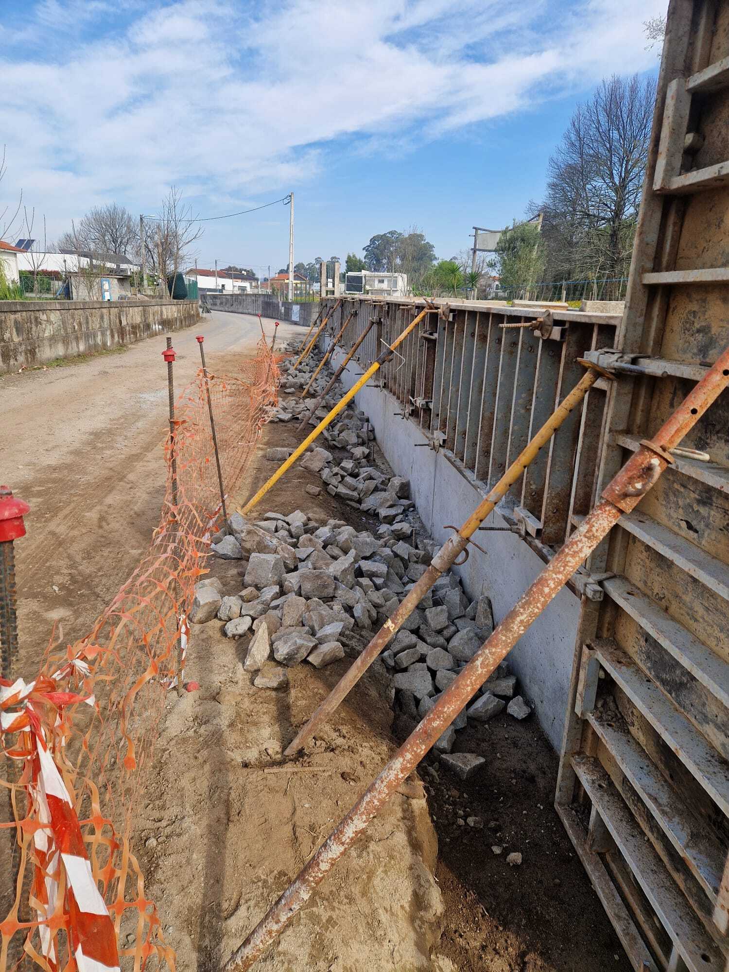 Ampliação de Arruamento e Execução de Pontão sobre Rio em Amares - Imagem 18