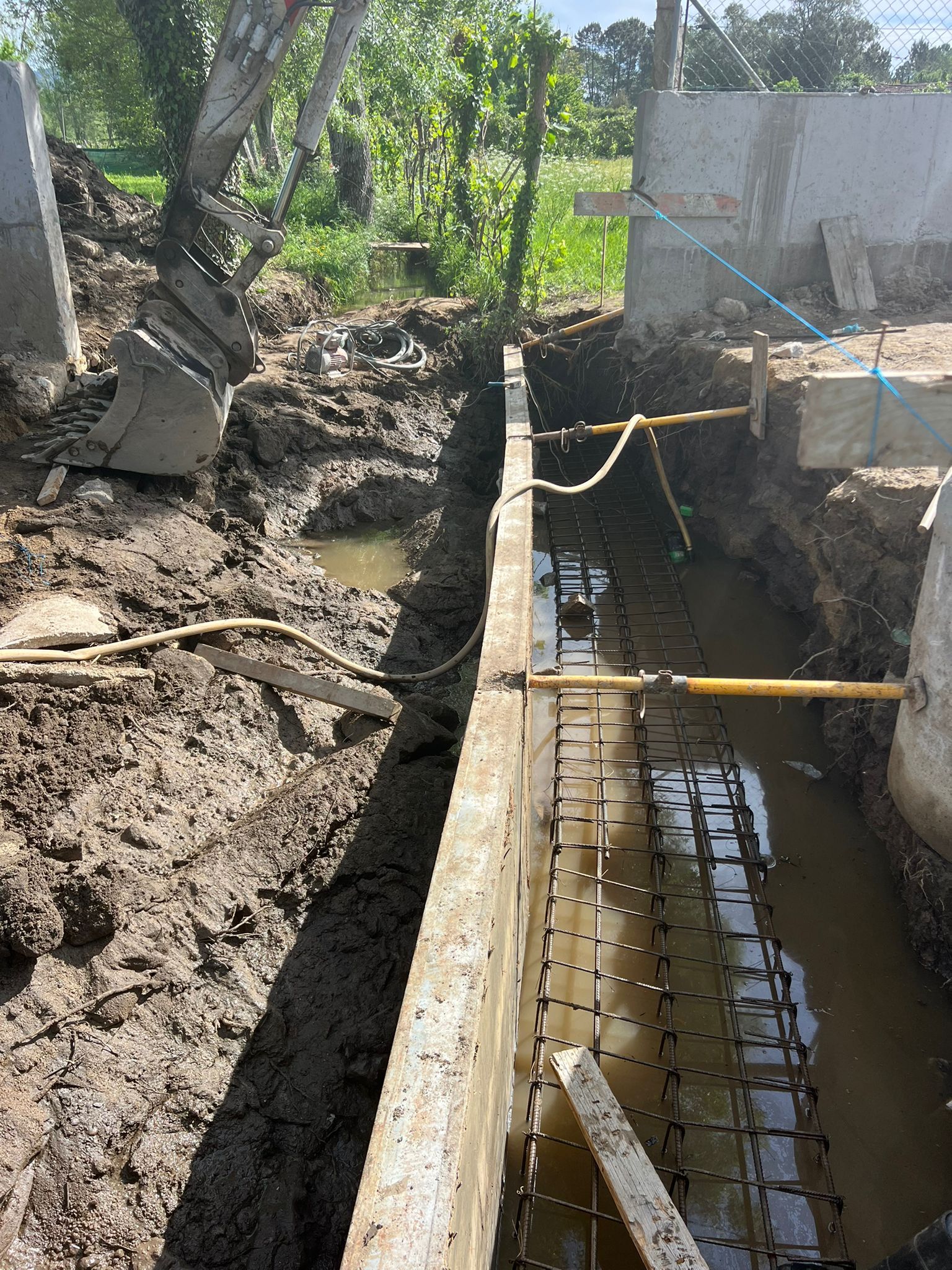 Ampliação de Arruamento e Execução de Pontão sobre Rio em Amares - Imagem 24