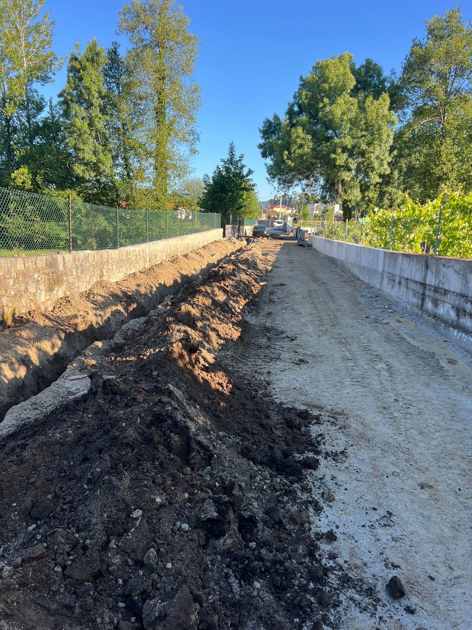 Ampliação de Arruamento e Execução de Pontão sobre Rio em Amares - Imagem 1