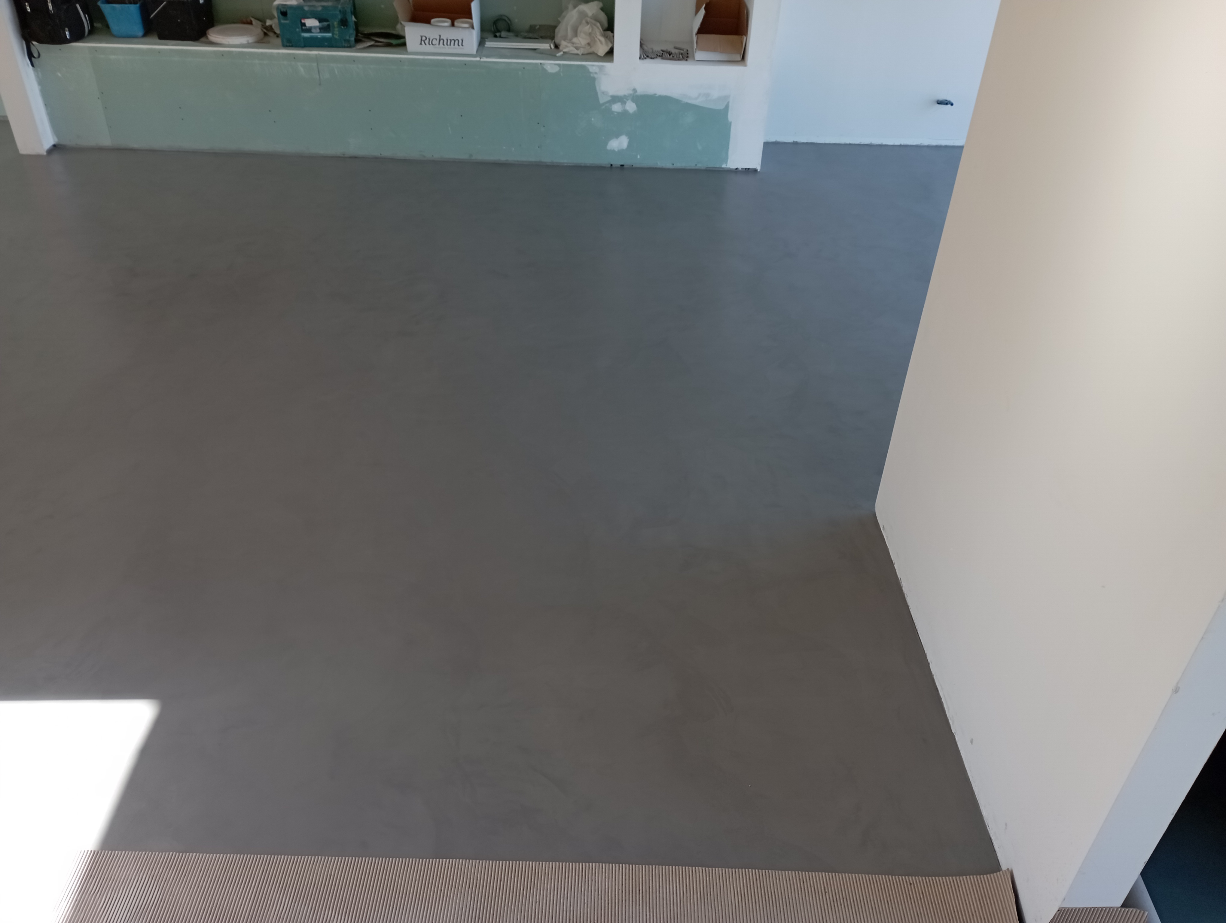 Execução de Microcimento em Moradia Unifamiliar - Imagem 8