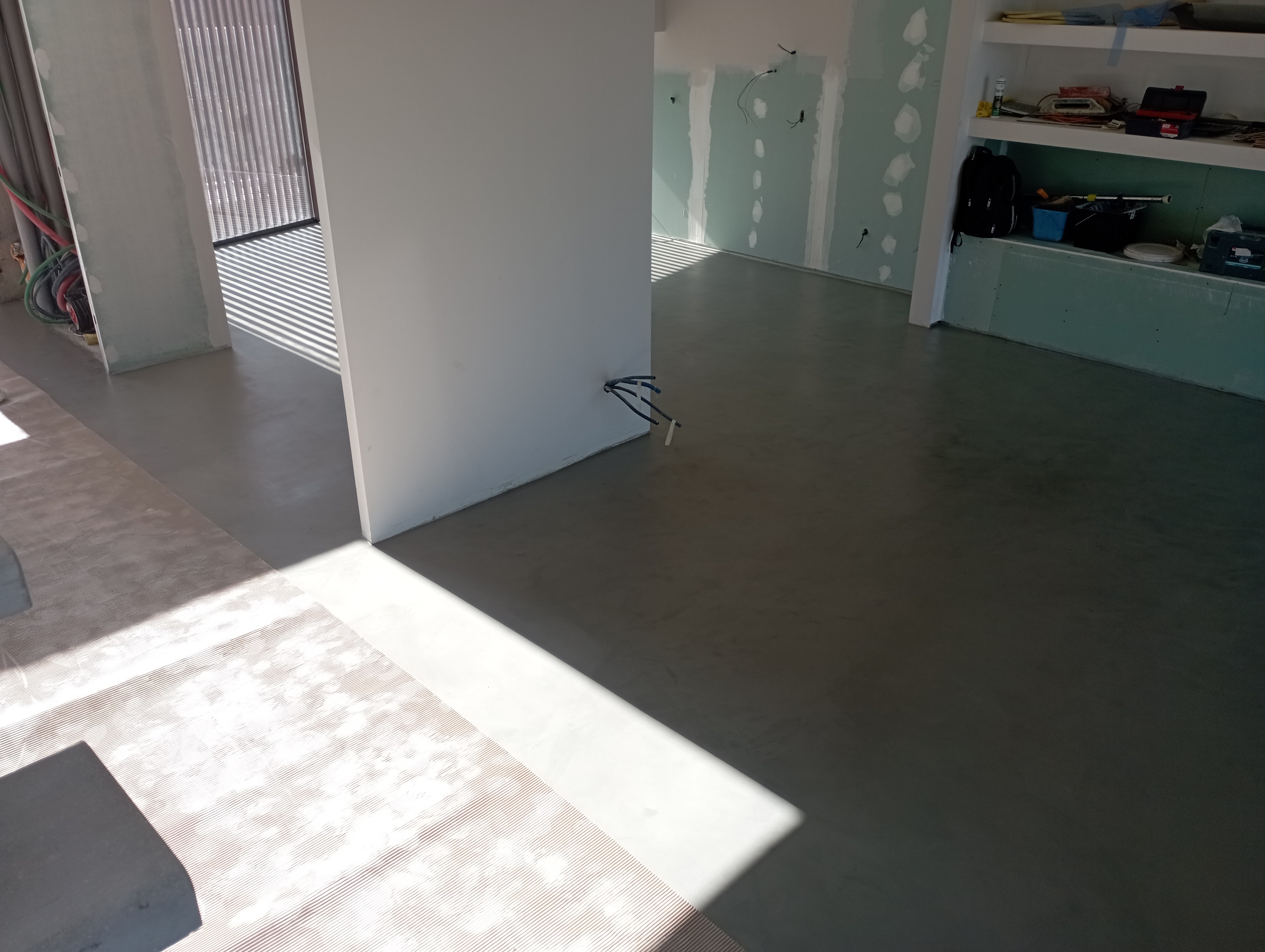 Execução de Microcimento em Moradia Unifamiliar - Imagem 9